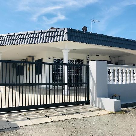 Cozy And Comfortable Homestay In Sungai Siput Esterno foto